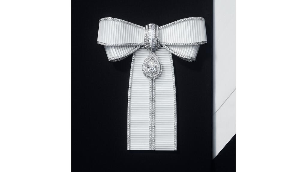 Using rock crystal, Boucheron craftsmen shaped a bow with the suppleness of a grosgrain ribbon. It is titled “Le Nœud.” Boucheron Power of Couture bow